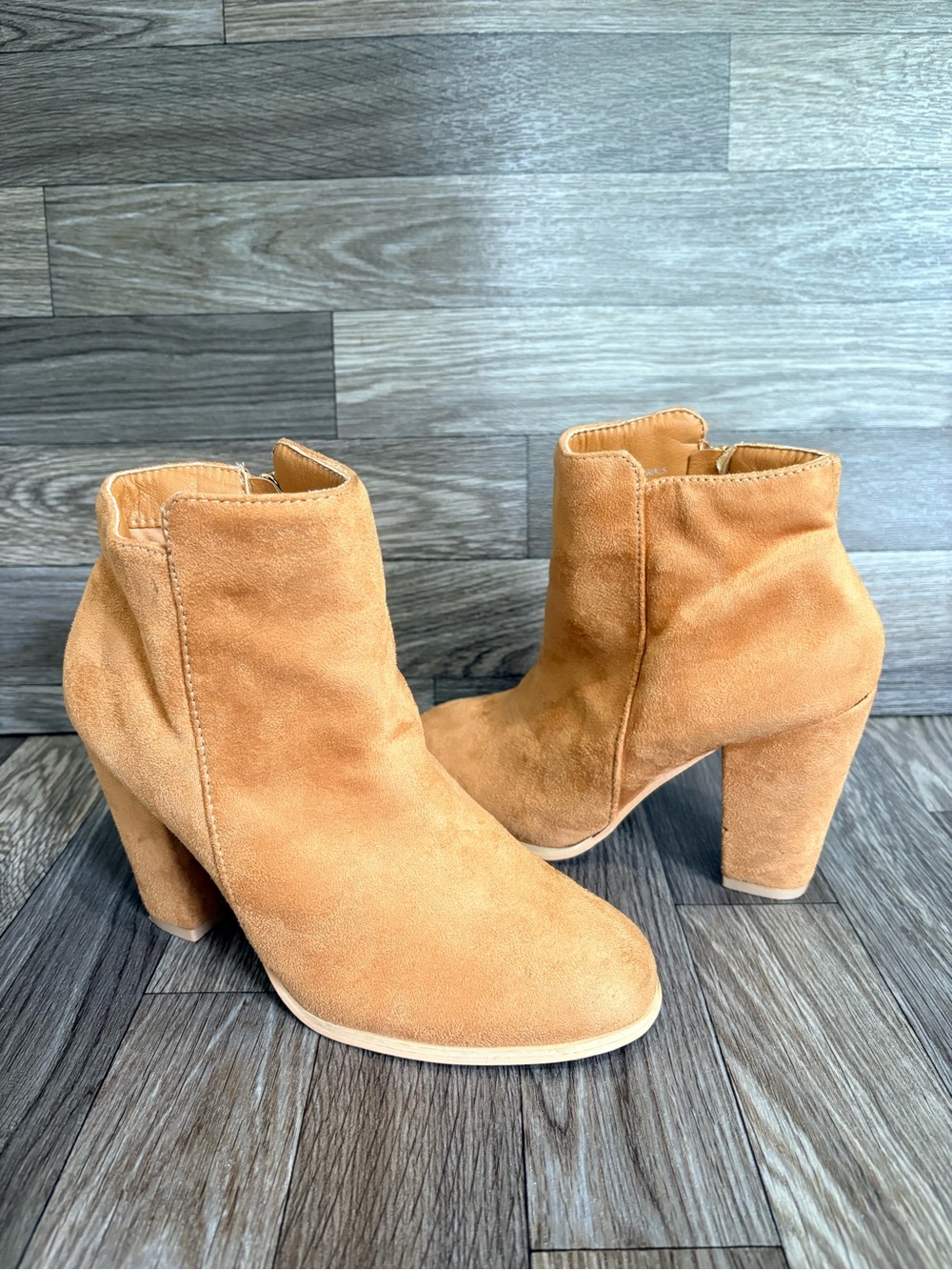 Akira Camel Tan Faux Suede Heeled Boots Side Zip Round Toe Sz 7